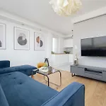 Luxurious In With Beautiful View And Air Conditioning By Renters דירה
