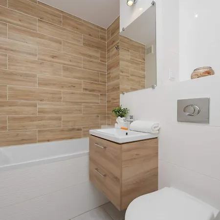 Luxurious In With Beautiful View And Air Conditioning By Renters Apartament *