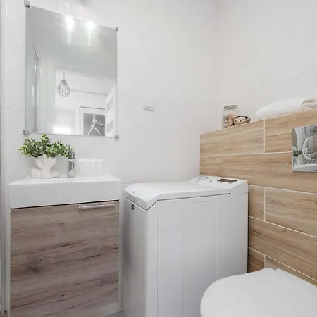 Luxurious In With Beautiful View And Air Conditioning By Renters 아파트 *