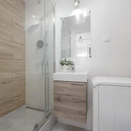 Luxurious In With Beautiful View And Air Conditioning By Renters