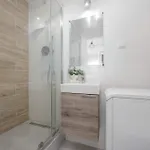 Luxurious In With Beautiful View And Air Conditioning By Renters